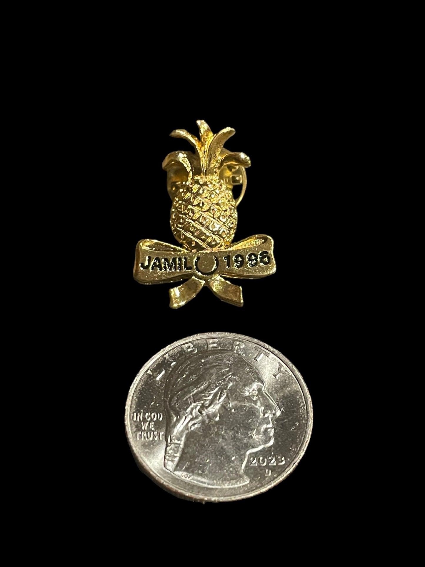 1996 Jamil Gold Toned Bow and Pineapple Brooch Pin