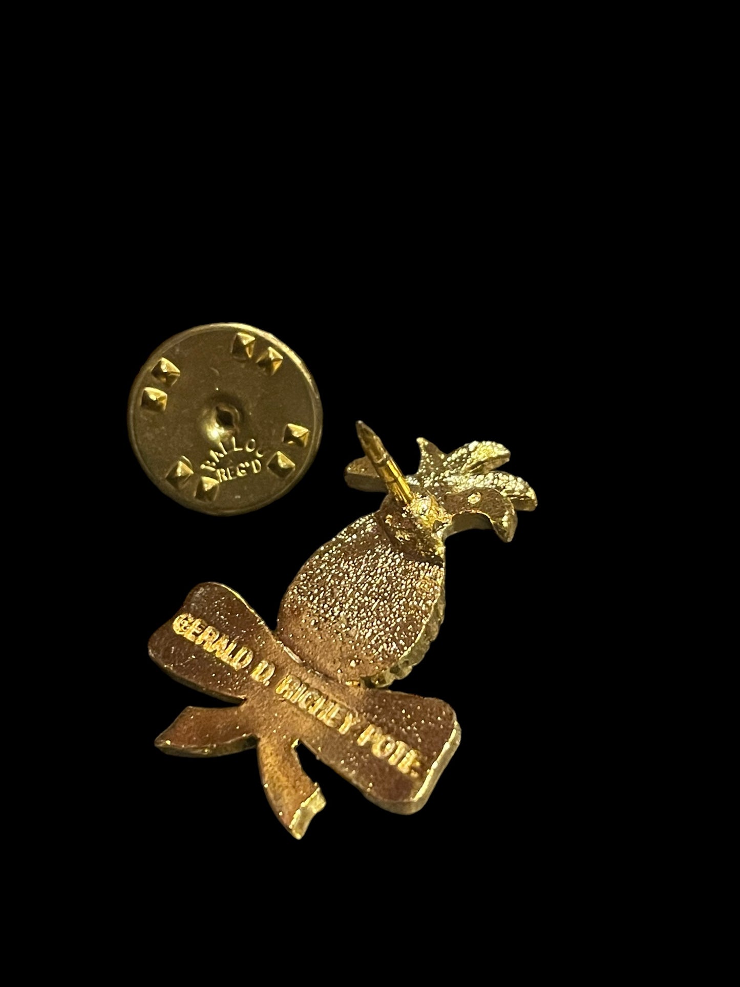 1996 Jamil Gold Toned Bow and Pineapple Brooch Pin