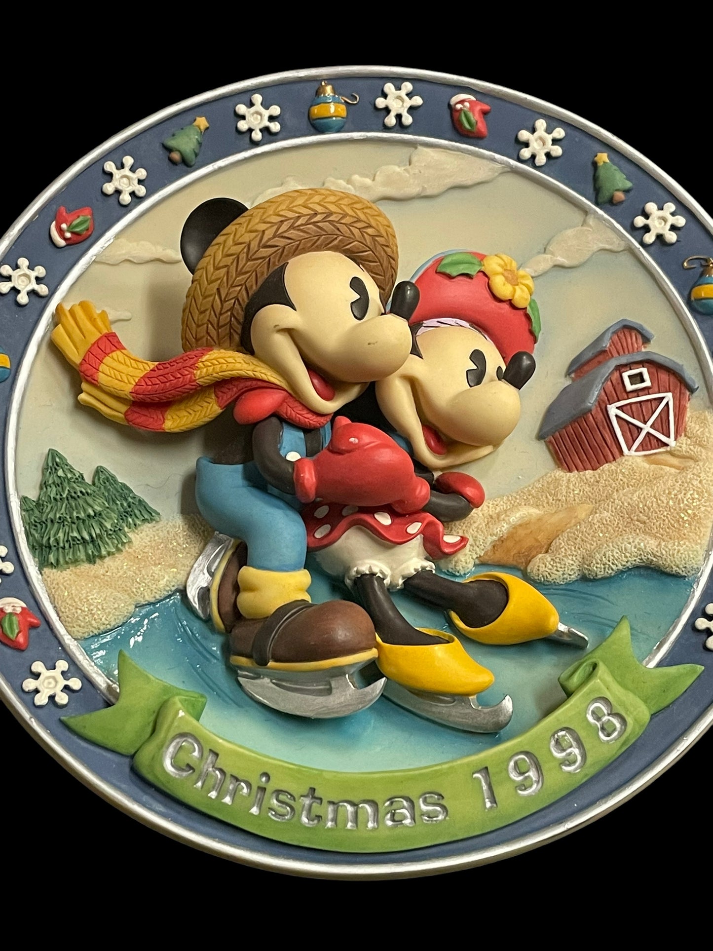 Mickey and Minnie Ice Skating 3D Plate Christmas 1998